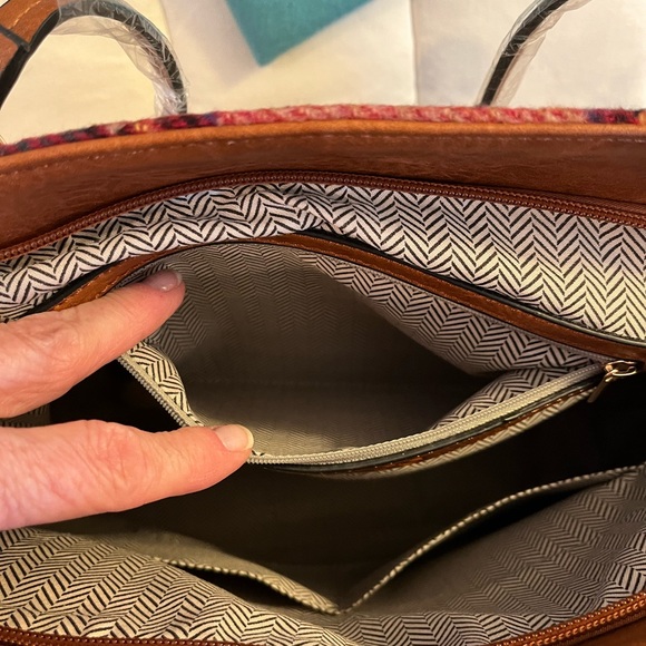 Jen &Co Tartan NWT Vegan Leather Trim Zippered Tote/ with cross body strap 17x13 - Picture 6 of 9